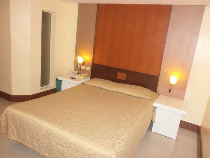 מנילה Cherry Blossoms Hotel מראה חיצוני תמונה