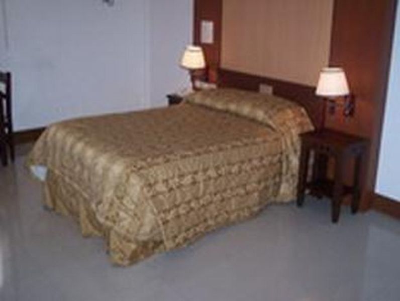 מנילה Cherry Blossoms Hotel מראה חיצוני תמונה