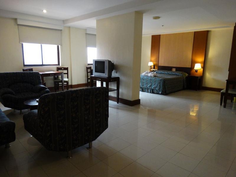 מנילה Cherry Blossoms Hotel מראה חיצוני תמונה