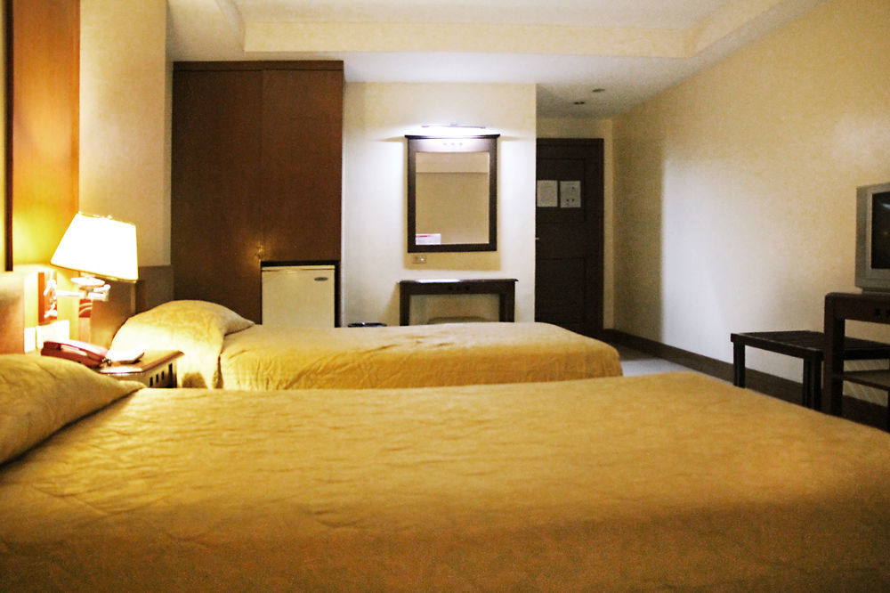 מנילה Cherry Blossoms Hotel מראה חיצוני תמונה