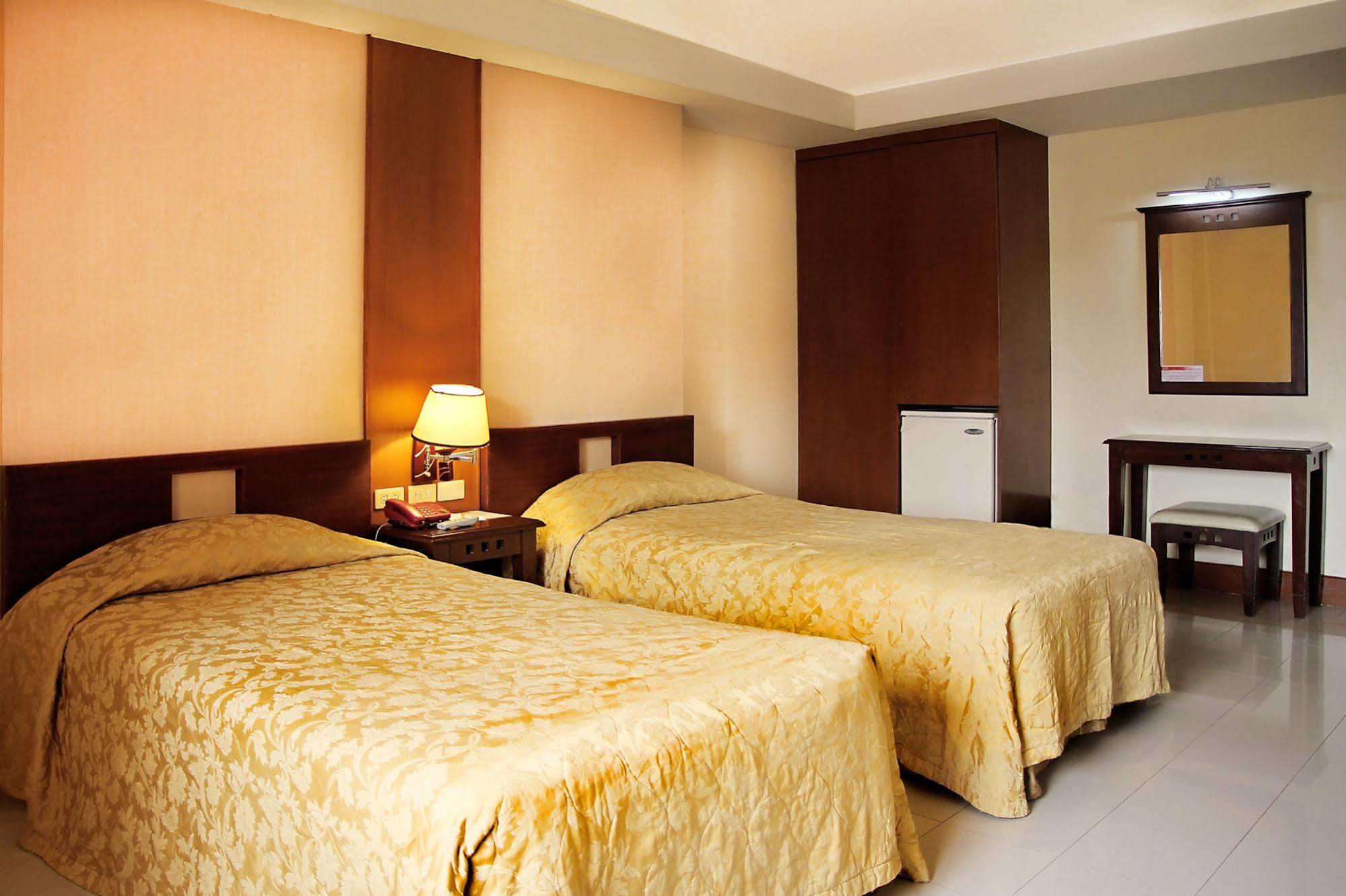 מנילה Cherry Blossoms Hotel מראה חיצוני תמונה