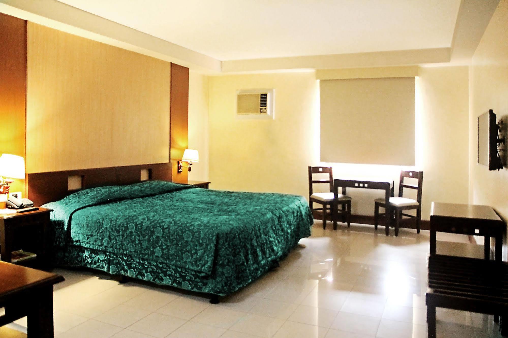 מנילה Cherry Blossoms Hotel מראה חיצוני תמונה