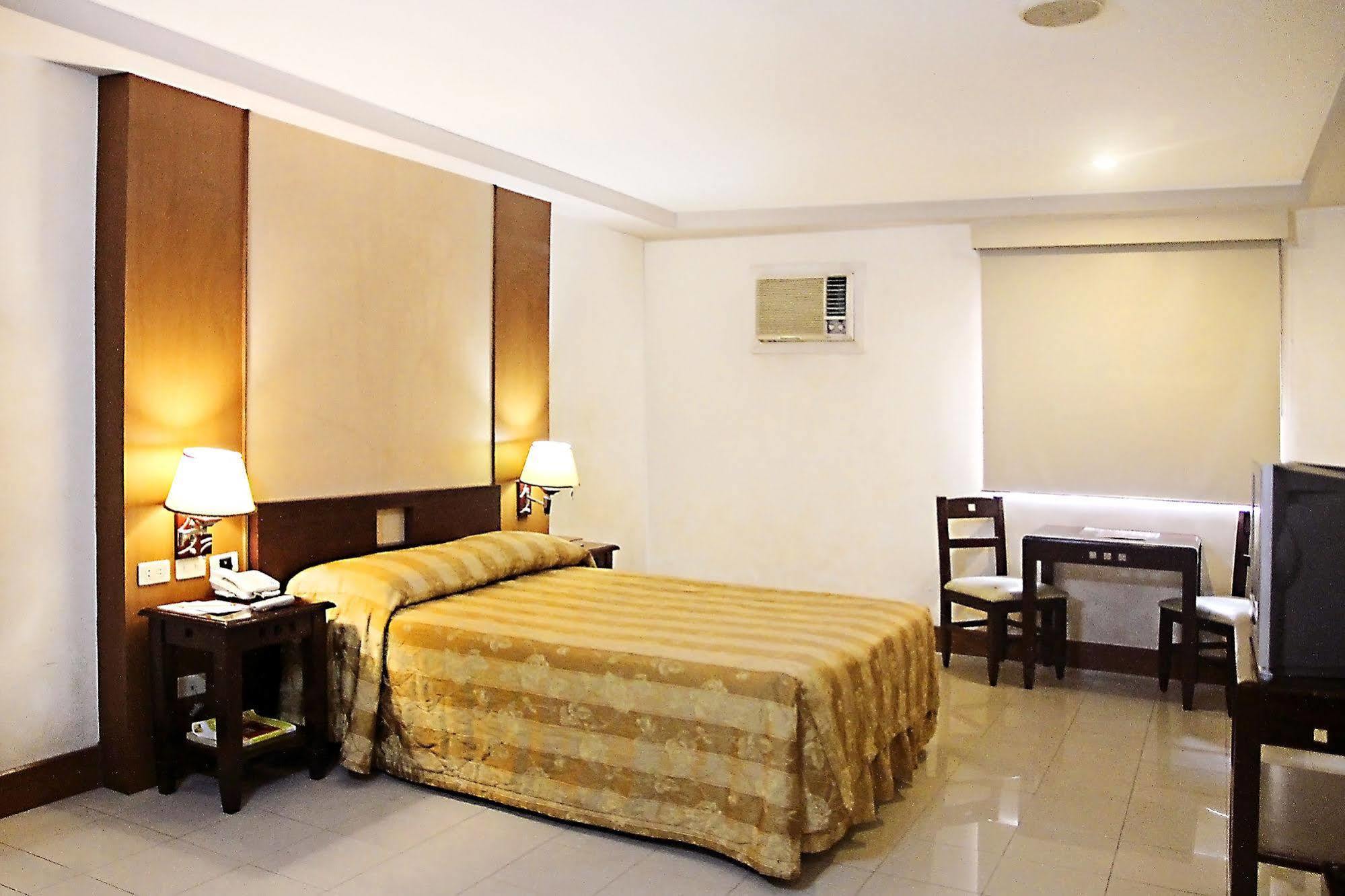 מנילה Cherry Blossoms Hotel מראה חיצוני תמונה