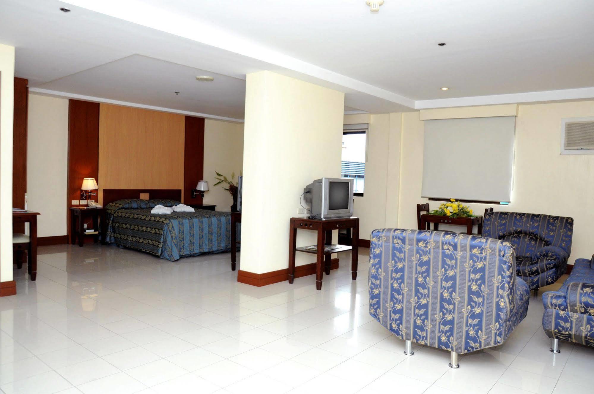 מנילה Cherry Blossoms Hotel מראה חיצוני תמונה