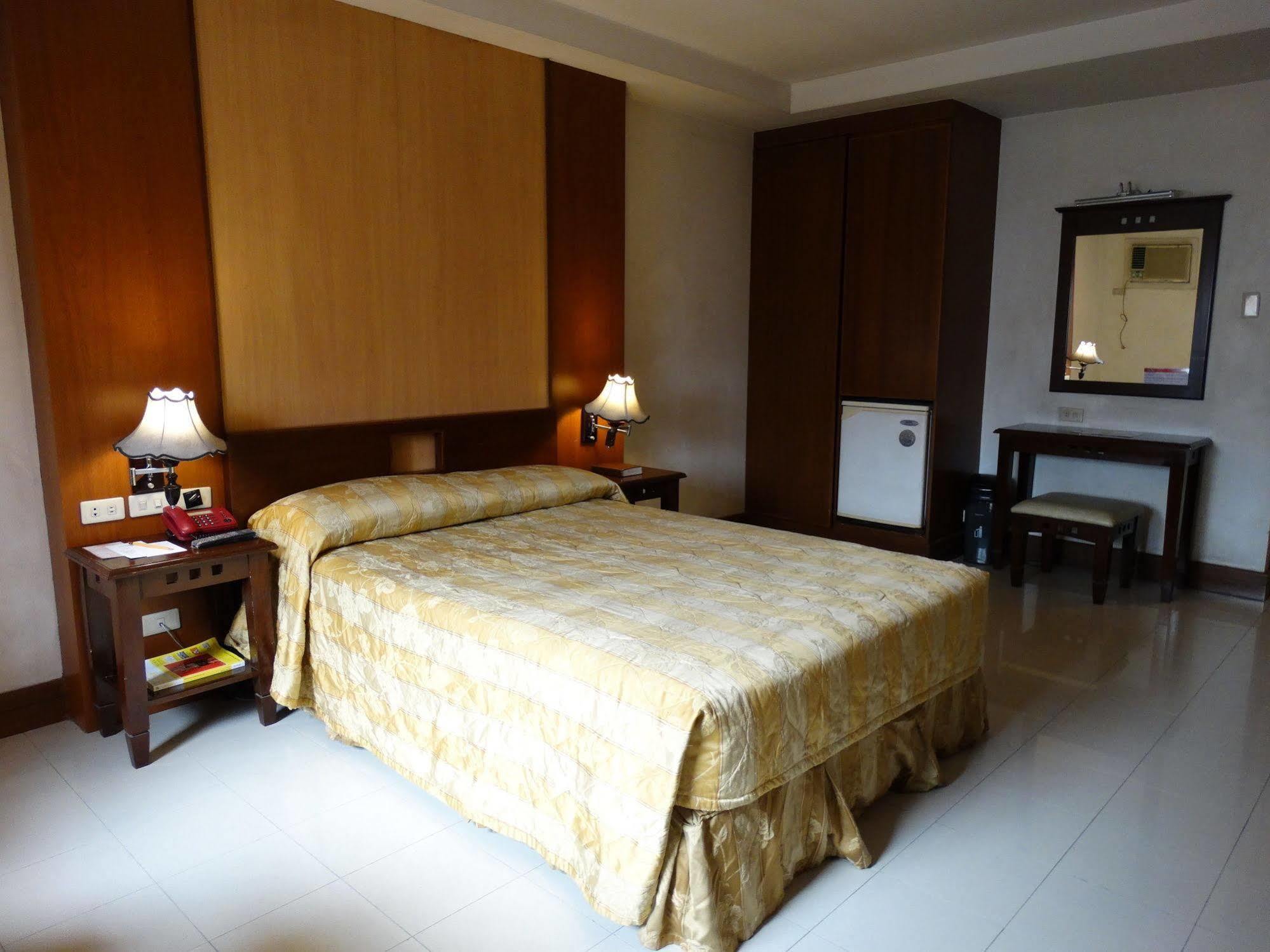 מנילה Cherry Blossoms Hotel מראה חיצוני תמונה