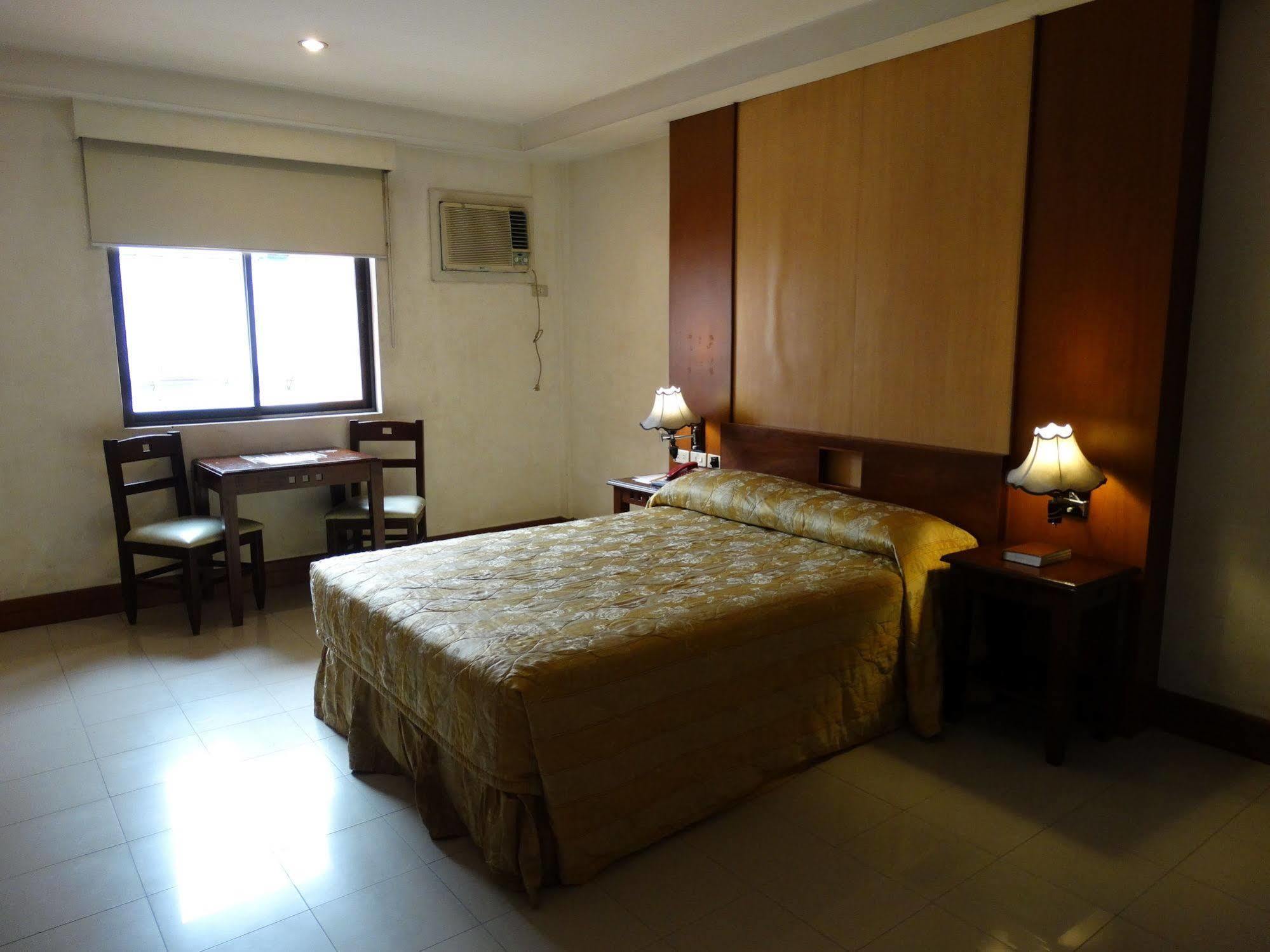 מנילה Cherry Blossoms Hotel מראה חיצוני תמונה