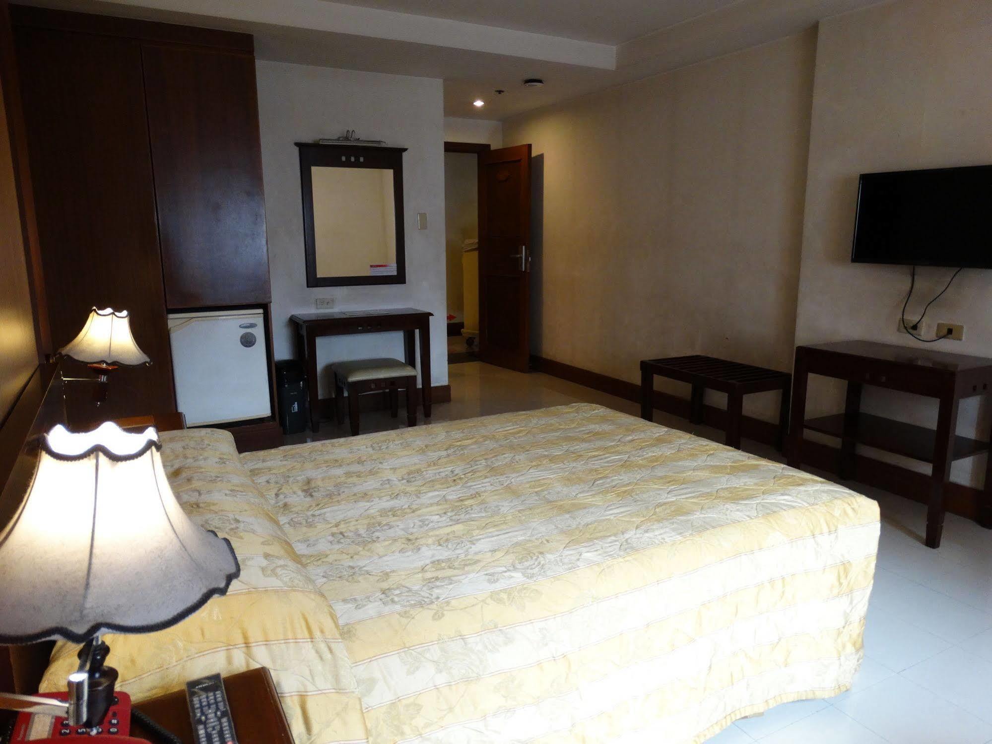 מנילה Cherry Blossoms Hotel מראה חיצוני תמונה