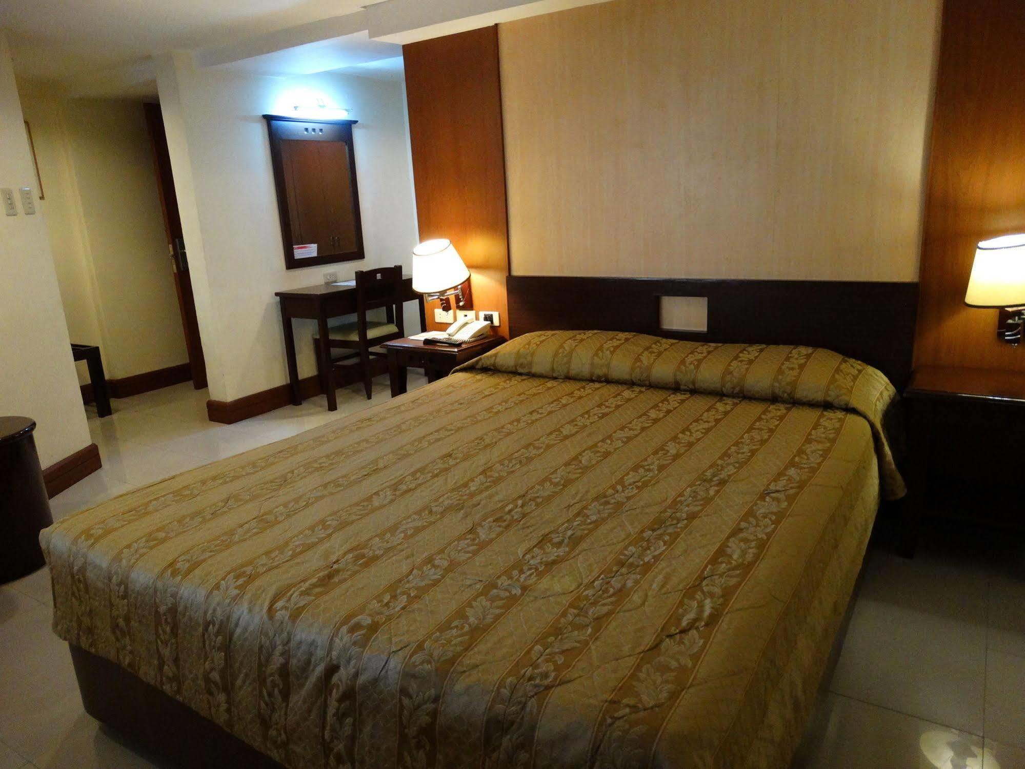 מנילה Cherry Blossoms Hotel מראה חיצוני תמונה