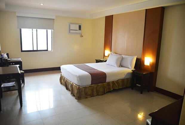 מנילה Cherry Blossoms Hotel מראה חיצוני תמונה