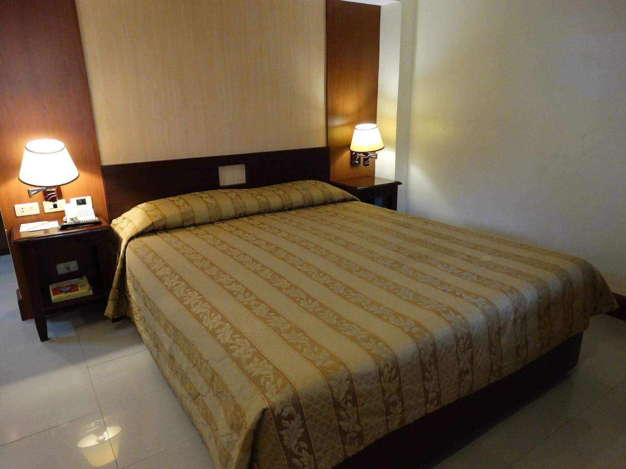 מנילה Cherry Blossoms Hotel מראה חיצוני תמונה