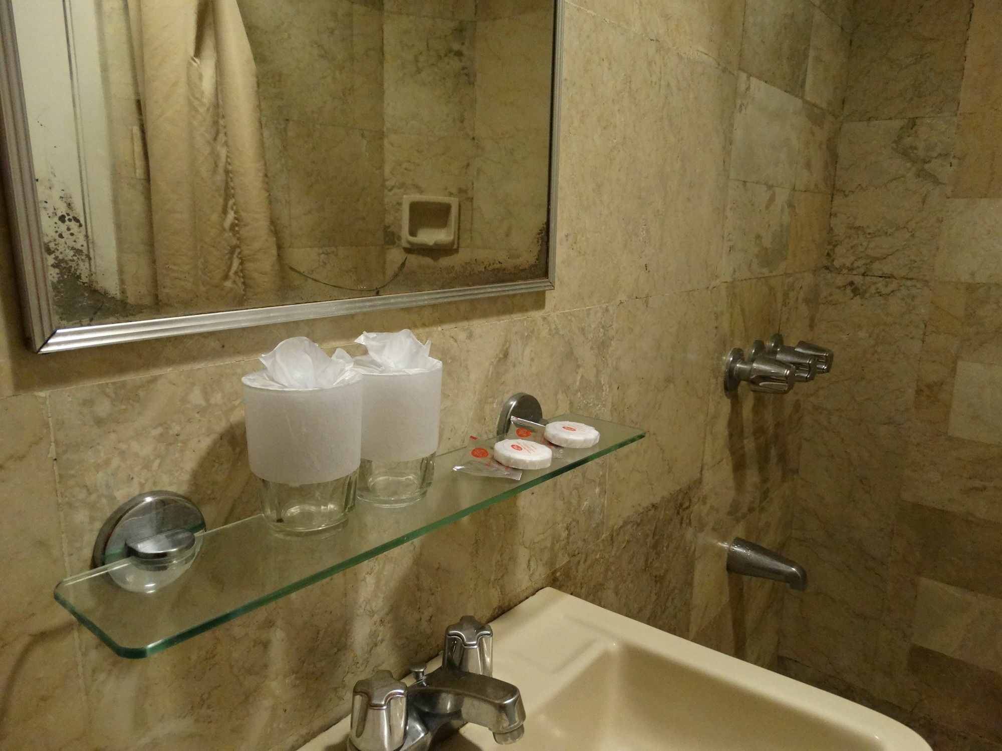 מנילה Cherry Blossoms Hotel מראה חיצוני תמונה